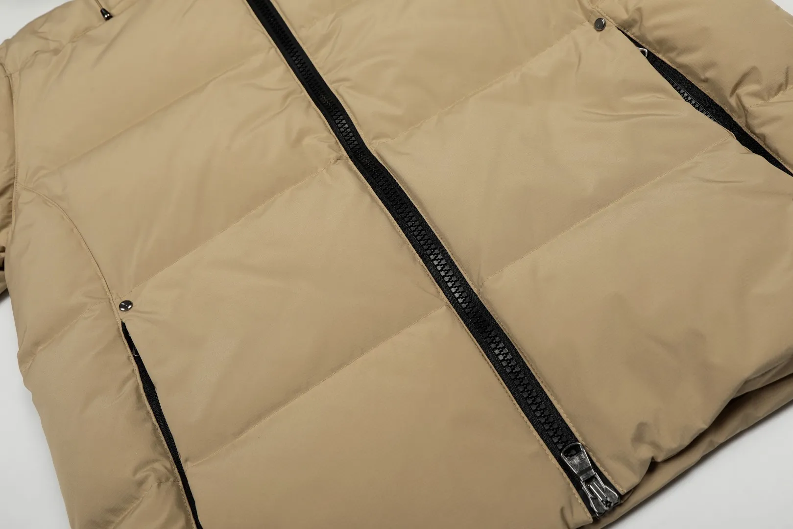 P720 Top quality" Style number: 9004# [Ralph Lauren winter basic classic embroidered men's and women's couple's same style hooded down jacket] ✅Ralph Lauren American retro arm zipper high version top-level down filling winter down jacket ✅100% high-quality white duck down, high version top-level down filling ✅Double-layer inner velvet to strictly prevent velvet running ✅Built-in adjustable drawstring, windproof and cold-proof, considerate and in place ✅Original version The maximum size can be worn up to 200 pounds. Loose and comfortable, no pressure. ✅Same style for male and female couples. Recommended OOTD outfits in winter~ Size: S-XL Color: Black White Khaki Navy Blue Light Blue